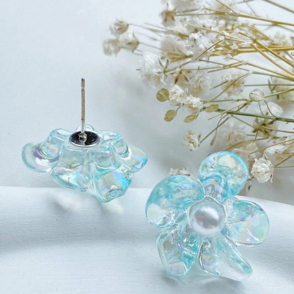 - 🌸Iridescent Blue Hibiscus Acrylic Pearl Post Back Earrings - Picture 6 of 12